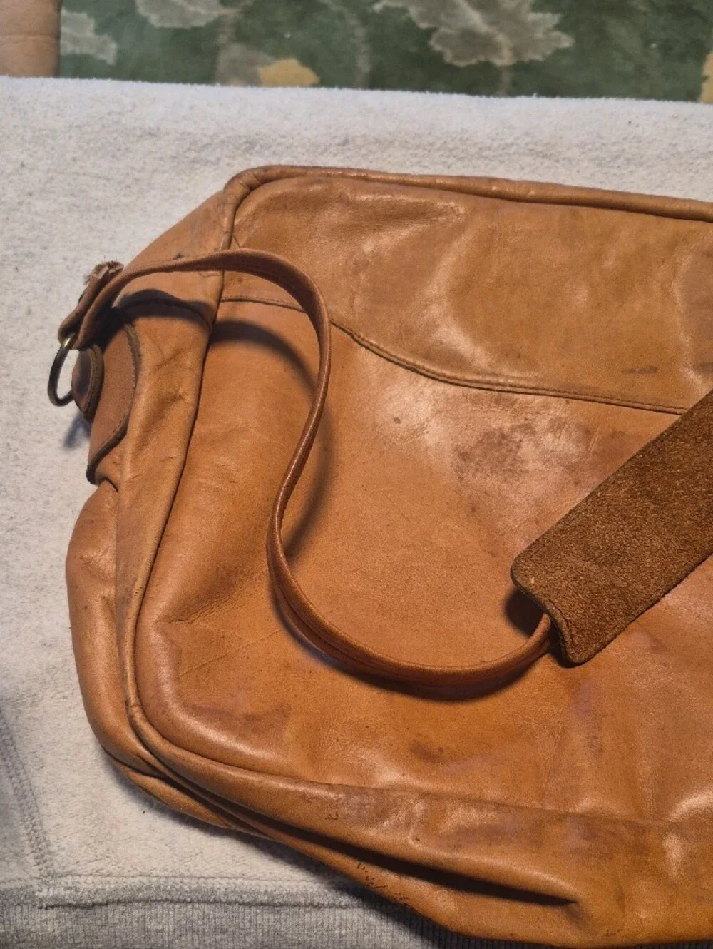 Classic Tan Leather Messenger Bag with Front Zip Pocket